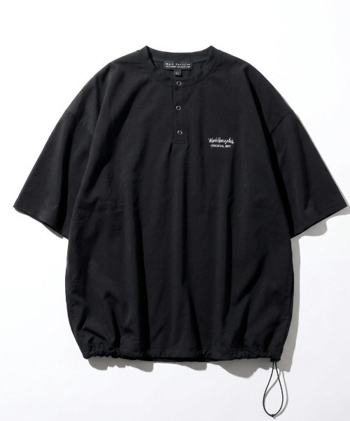 Mark Gonzales（マーク・ゴンザレス）の「2026SS Mark Gonzale/マークゴンザレス オーバーサイズ ワンポイントロゴ刺繍 ドローコード付 ヘンリーネックTシャツ（Tシャツ/カットソー・メンズ・ブラック/ホワイト/チャコール・LL/M/L）」の2枚目の写真