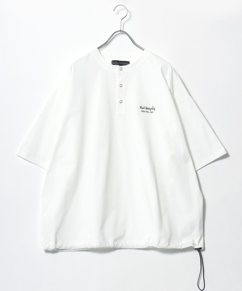 Mark Gonzales（マーク・ゴンザレス）の「2026SS Mark Gonzale/マークゴンザレス オーバーサイズ ワンポイントロゴ刺繍 ドローコード付 ヘンリーネックTシャツ（Tシャツ/カットソー・メンズ・ブラック/ホワイト/チャコール・LL/M/L）」の8枚目の写真