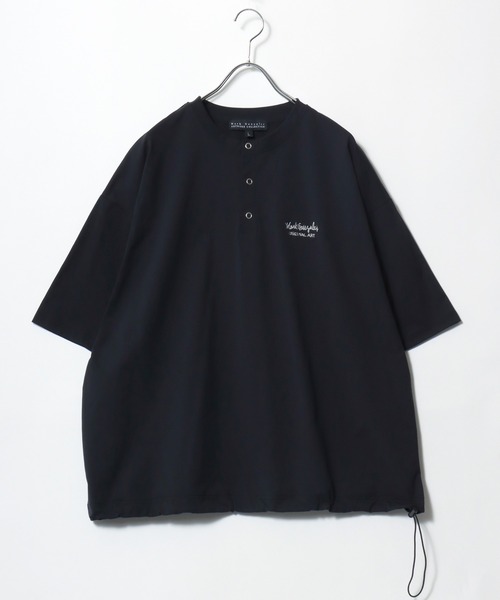 Mark Gonzales（マーク・ゴンザレス）の「2026SS Mark Gonzale/マークゴンザレス オーバーサイズ ワンポイントロゴ刺繍 ドローコード付 ヘンリーネックTシャツ（Tシャツ/カットソー・メンズ・ブラック/ホワイト/チャコール・LL/M/L）」の12枚目の写真