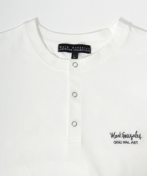 Mark Gonzales（マーク・ゴンザレス）の「2026SS Mark Gonzale/マークゴンザレス オーバーサイズ ワンポイントロゴ刺繍 ドローコード付 ヘンリーネックTシャツ（Tシャツ/カットソー・メンズ・ブラック/ホワイト/チャコール・LL/M/L）」の14枚目の写真