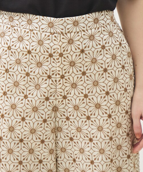 TOMORROWLAND collection(トゥモローランドコレクション)の「カレフルールエンブロイダリー ストレートパンツ(その他パンツ・レディース・ブラウン系その他/ベージュ系その他・34/36)」の8枚目の写真