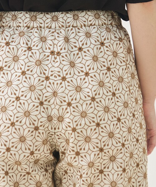 TOMORROWLAND collection(トゥモローランドコレクション)の「カレフルールエンブロイダリー ストレートパンツ(その他パンツ・レディース・ブラウン系その他/ベージュ系その他・34/36)」の9枚目の写真