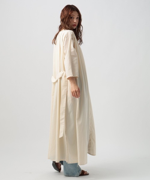 BAYFLOW（ベイフロー）の「[一枚でも羽織りでも]リネンガウンワンピース（ワンピース・レディース・ナチュラル/パープル/ネイビー・FREE）」の6枚目の写真