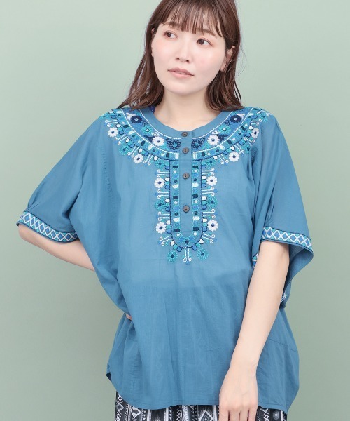チチカカ（チチカカ）の「Rico ウィピール刺繍プルオーバー（シャツ/ブラウス・レディース・ブルー/レッド/ブラック・FREE）」の3枚目の写真