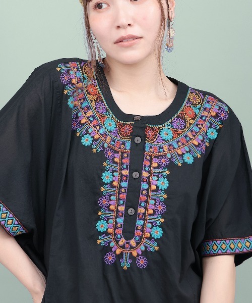 チチカカ（チチカカ）の「Rico ウィピール刺繍プルオーバー（シャツ/ブラウス・レディース・ブルー/レッド/ブラック・FREE）」の5枚目の写真