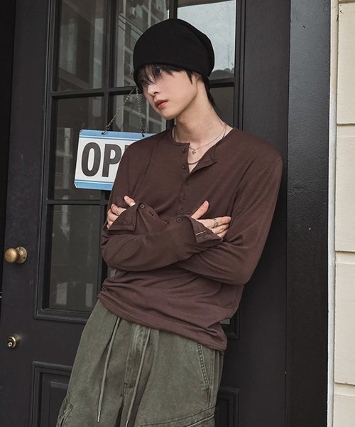NOWLE(ノウル)の「【NOWLE】アームボタン ヘンリーネック 長袖Tシャツ / ルーズシルエット スリーブボタン ロンT(Tシャツ/カットソー・メンズ・ブラウン/ブラック・X-LARGE/LARGE/MEDIUM)」の4枚目の写真