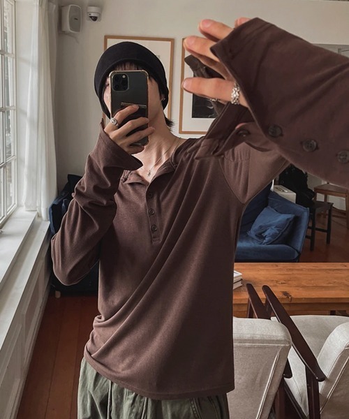 NOWLE(ノウル)の「【NOWLE】アームボタン ヘンリーネック 長袖Tシャツ / ルーズシルエット スリーブボタン ロンT(Tシャツ/カットソー・メンズ・ブラウン/ブラック・X-LARGE/LARGE/MEDIUM)」の6枚目の写真