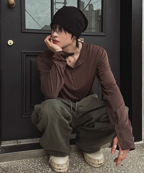 NOWLE(ノウル)の「【NOWLE】アームボタン ヘンリーネック 長袖Tシャツ / ルーズシルエット スリーブボタン ロンT(Tシャツ/カットソー・メンズ・ブラウン/ブラック・X-LARGE/LARGE/MEDIUM)」の19枚目の写真
