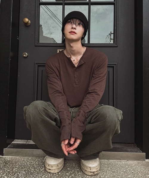 NOWLE(ノウル)の「【NOWLE】アームボタン ヘンリーネック 長袖Tシャツ / ルーズシルエット スリーブボタン ロンT(Tシャツ/カットソー・メンズ・ブラウン/ブラック・X-LARGE/LARGE/MEDIUM)」の22枚目の写真