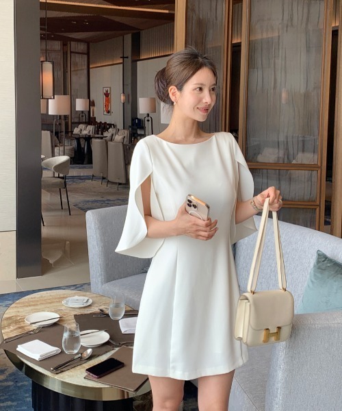 Aelina(エリナ)の「気品があるクルーネックウエスト絞りワンピース(ワンピース・レディース・ブラック/ホワイト・FREE)」の1枚目の写真