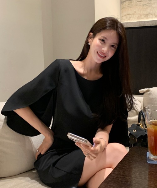 Aelina(エリナ)の「気品があるクルーネックウエスト絞りワンピース(ワンピース・レディース・ブラック/ホワイト・FREE)」の4枚目の写真