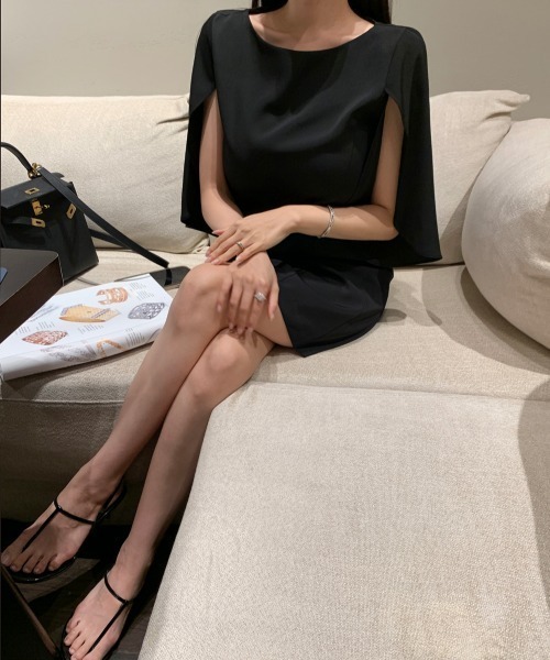 Aelina(エリナ)の「気品があるクルーネックウエスト絞りワンピース(ワンピース・レディース・ブラック/ホワイト・FREE)」の5枚目の写真