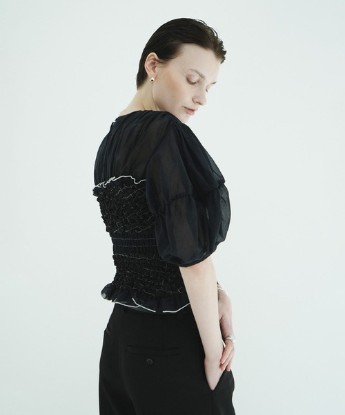 CLANE（クラネ）の「COLOR STITCHED SHIRRING TOPS（シャツ/ブラウス・レディース・ブラック/アイボリー・2/1）」の4枚目の写真