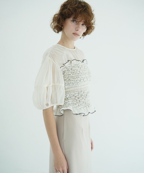 CLANE（クラネ）の「COLOR STITCHED SHIRRING TOPS（シャツ/ブラウス・レディース・ブラック/アイボリー・2/1）」の11枚目の写真