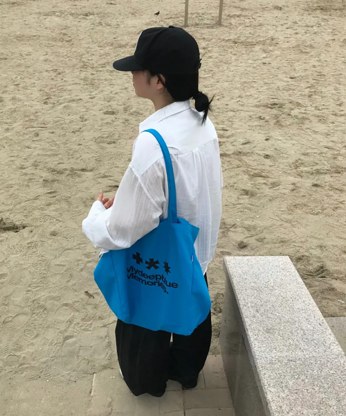 mydeepbluememories(マイディープブルーメモリーズ)の「MM LOGO ECO BAG_Cyan(エコバッグ/サブバッグ・レディース・ターコイズブルー・FREE)」の3枚目の写真