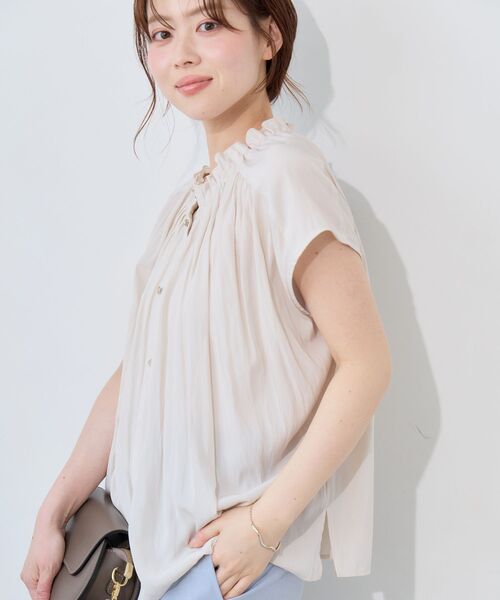 le.coeur blanc(ルクールブラン)の「パウダーサテンフレンチブラウス(シャツ/ブラウス・レディース・アイボリー/ダークブラウン/ダークグリーン・38)」の6枚目の写真