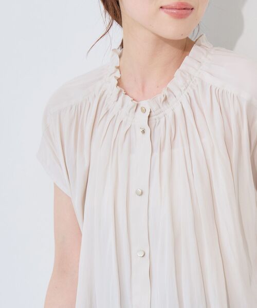 le.coeur blanc(ルクールブラン)の「パウダーサテンフレンチブラウス(シャツ/ブラウス・レディース・アイボリー/ダークブラウン/ダークグリーン・38)」の9枚目の写真
