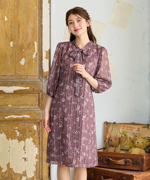 Rose Tiara(ローズティアラ)の「リボンタイミモレ丈プリントワンピース(ワンピース・レディース・ベージュ/ブラウン・38/42/46)」の2枚目の写真