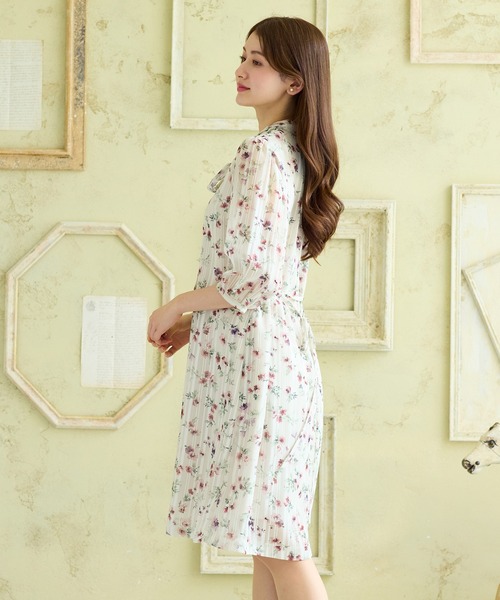 Rose Tiara(ローズティアラ)の「リボンタイミモレ丈プリントワンピース(ワンピース・レディース・ベージュ/ブラウン・38/42/46)」の5枚目の写真