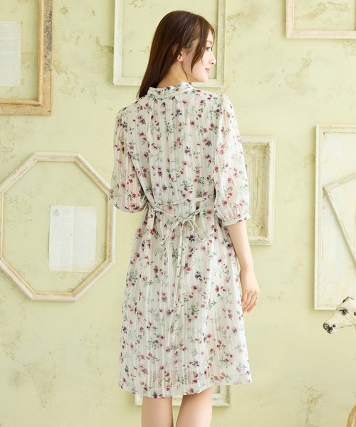 Rose Tiara(ローズティアラ)の「リボンタイミモレ丈プリントワンピース(ワンピース・レディース・ベージュ/ブラウン・38/42/46)」の6枚目の写真