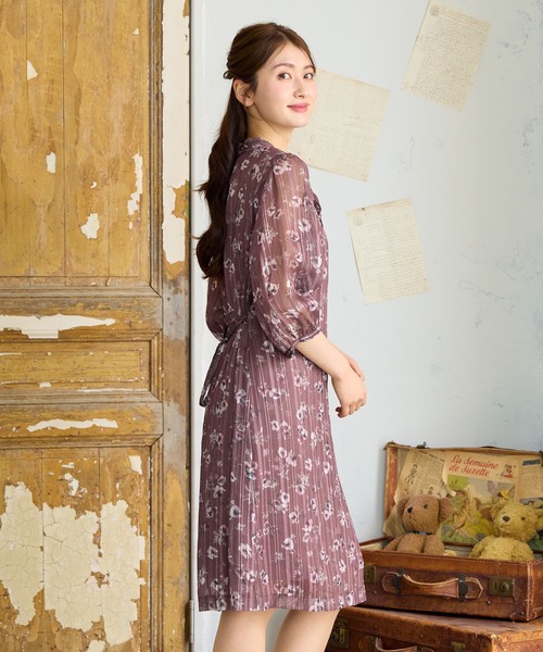 Rose Tiara(ローズティアラ)の「リボンタイミモレ丈プリントワンピース(ワンピース・レディース・ベージュ/ブラウン・38/42/46)」の9枚目の写真