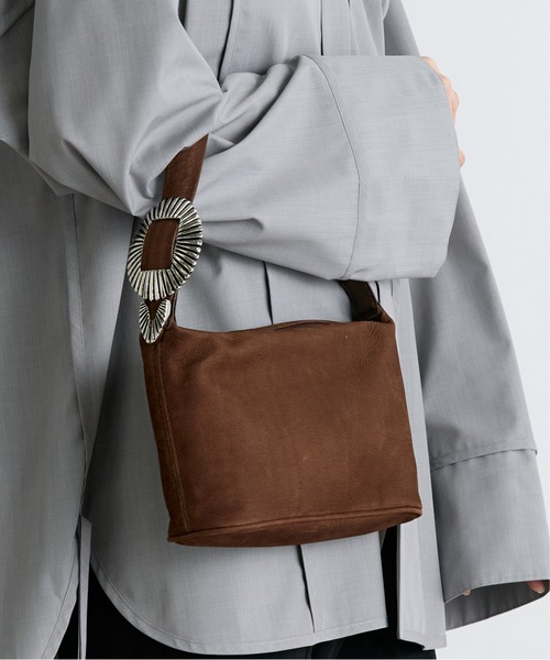 TOGA(トーガ)の「【TOGA TOO/トーガトゥー】Leather mini bag(ハンドバッグ・レディース・ブラウン/ブラック・FREE)」の2枚目の写真