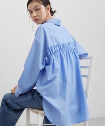 後ろ姿も着映える バックシャーリングシャツ