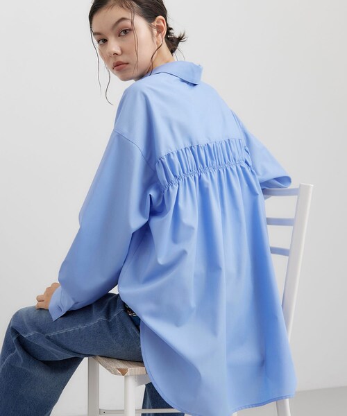 THE SHOP TK (ザ ショップ ティーケー )の「後ろ姿も着映える バックシャーリングシャツ(シャツ/ブラウス・レディース・グレー/ライトブルー/ネイビー系1・12/13)」の2枚目の写真