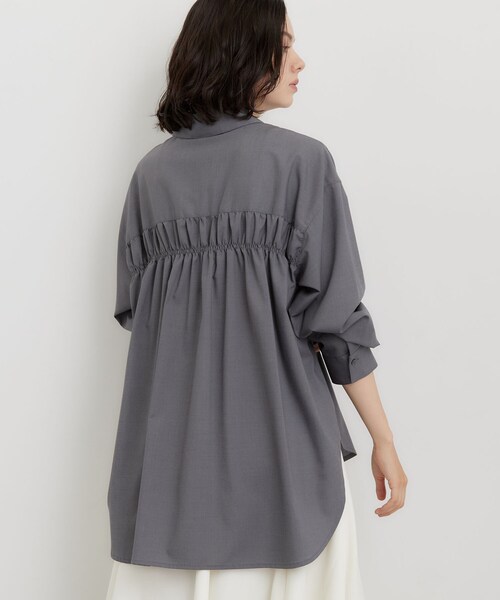 THE SHOP TK (ザ ショップ ティーケー )の「後ろ姿も着映える バックシャーリングシャツ(シャツ/ブラウス・レディース・グレー/ライトブルー/ネイビー系1・12/13)」の9枚目の写真