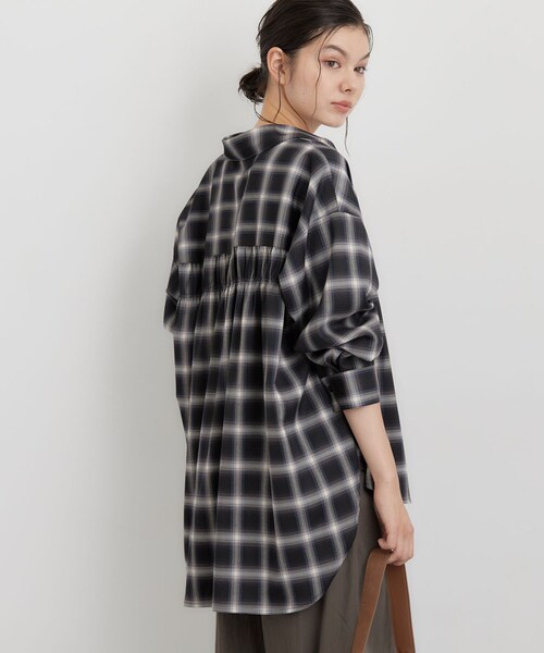 THE SHOP TK (ザ ショップ ティーケー )の「後ろ姿も着映える バックシャーリングシャツ(シャツ/ブラウス・レディース・グレー/ライトブルー/ネイビー系1・12/13)」の17枚目の写真