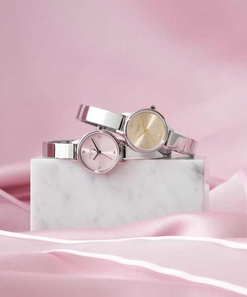 OLIVIA BURTON(オリビアバートン)の「「OLIVIA BURTON/オリビアバートン」クラシック - 23mm ミニバングル プリムローズ サンレイ シルバー バングル(アナログ腕時計・レディース・シルバー系2/シルバー系1・FREE)」の4枚目の写真