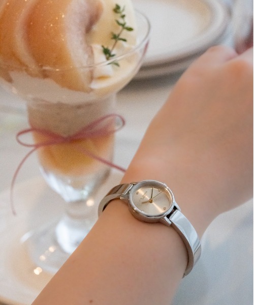 OLIVIA BURTON(オリビアバートン)の「「OLIVIA BURTON/オリビアバートン」クラシック - 23mm ミニバングル プリムローズ サンレイ シルバー バングル(アナログ腕時計・レディース・シルバー系2/シルバー系1・FREE)」の6枚目の写真