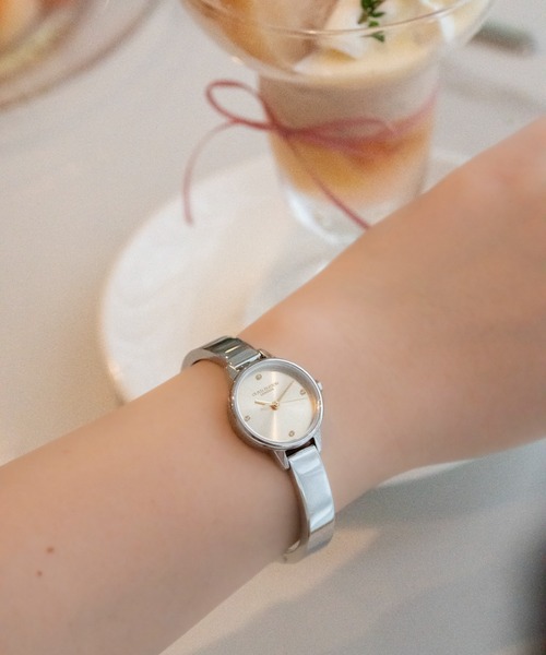 OLIVIA BURTON(オリビアバートン)の「「OLIVIA BURTON/オリビアバートン」クラシック - 23mm ミニバングル プリムローズ サンレイ シルバー バングル(アナログ腕時計・レディース・シルバー系2/シルバー系1・FREE)」の11枚目の写真