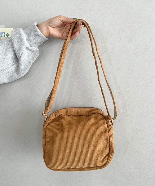 Lee(リー)の「Lee.ボア ポケット コーデュロイ スクエア ミニショルダーバッグ.レディース.軽量.コンパクト.マチあり.収納.秋冬(ショルダーバッグ・レディース・ベージュ/ブラック/ブラウン/グレー・FREE)」の9枚目の写真