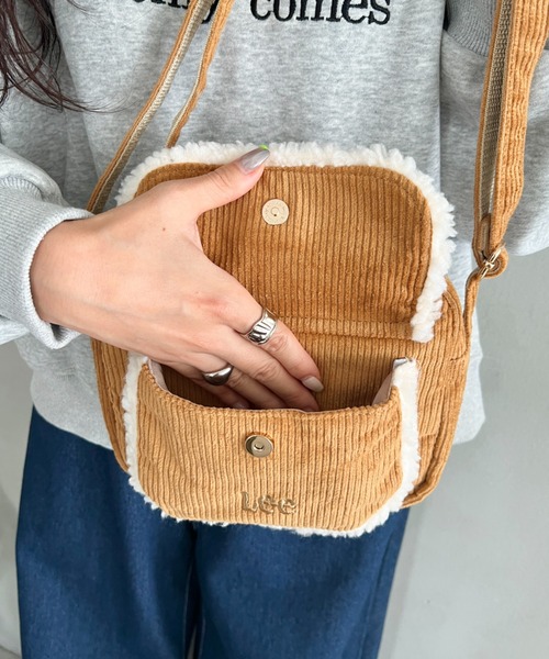 Lee(リー)の「Lee.ボア ポケット コーデュロイ スクエア ミニショルダーバッグ.レディース.軽量.コンパクト.マチあり.収納.秋冬(ショルダーバッグ・レディース・ベージュ/ブラック/ブラウン/グレー・FREE)」の12枚目の写真