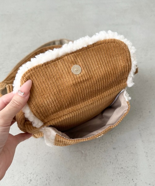 Lee(リー)の「Lee.ボア ポケット コーデュロイ スクエア ミニショルダーバッグ.レディース.軽量.コンパクト.マチあり.収納.秋冬(ショルダーバッグ・レディース・ベージュ/ブラック/ブラウン/グレー・FREE)」の5枚目の写真