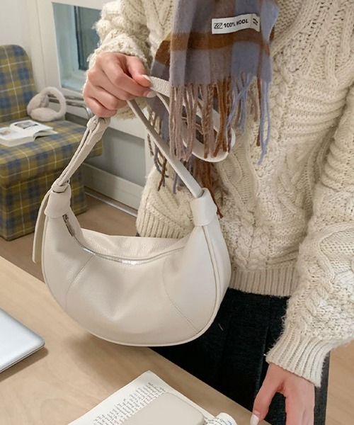 florist(フローリスト)の「【500mlペットボトル収納可】2WAY ハノジシームハーフムーン ショルダーバッグ(ショルダーバッグ・レディース・ダークベージュ/モカ/ブラック/オフホワイト・FREE)」の1枚目の写真