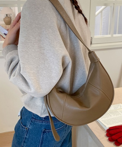 florist(フローリスト)の「【500mlペットボトル収納可】2WAY ハノジシームハーフムーン ショルダーバッグ(ショルダーバッグ・レディース・ダークベージュ/モカ/ブラック/オフホワイト・FREE)」の6枚目の写真