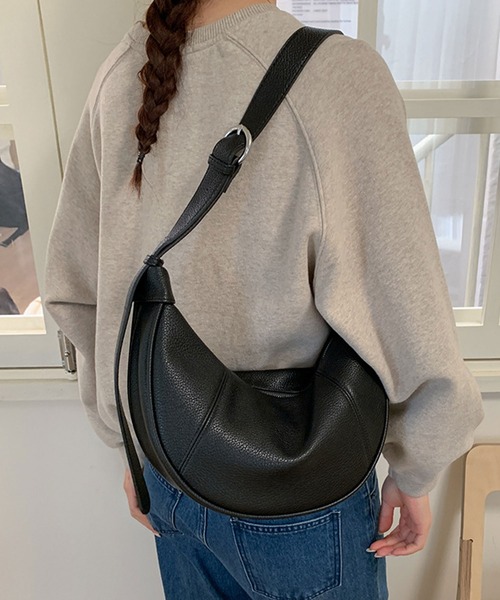 florist(フローリスト)の「【500mlペットボトル収納可】2WAY ハノジシームハーフムーン ショルダーバッグ(ショルダーバッグ・レディース・ダークベージュ/モカ/ブラック/オフホワイト・FREE)」の7枚目の写真