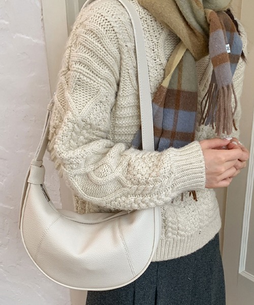 florist(フローリスト)の「【500mlペットボトル収納可】2WAY ハノジシームハーフムーン ショルダーバッグ(ショルダーバッグ・レディース・ダークベージュ/モカ/ブラック/オフホワイト・FREE)」の9枚目の写真