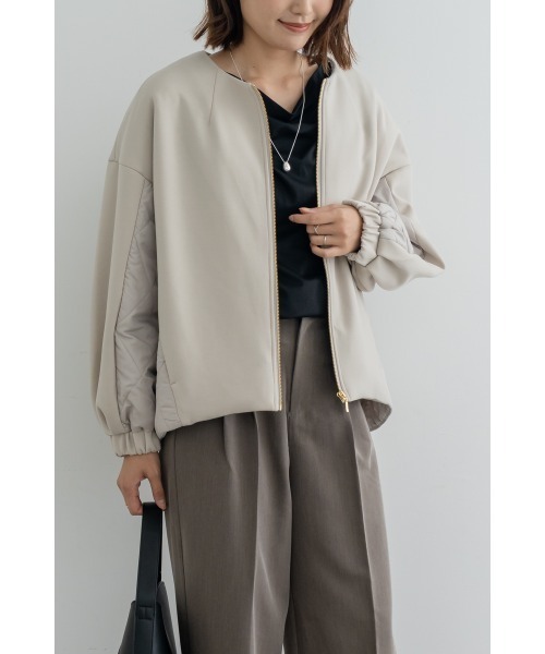 M.deux(エムドゥ)の「キルト切替ノーカラーコート(ノーカラーコート・レディース・グレイッシュベージュ・MEDIUM)」の3枚目の写真