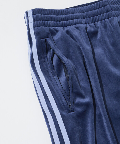 FREAK'S STORE(フリークスストア)の「adidas/アディダス 【国内販路限定 / EXCLUSIVE】FIREBIRD TRACK PANTS VELOUR/ファイヤーバード ベロア トラックパンツ(その他パンツ・レディース・ネイビー・X-SMALL/SMALL)」の2枚目の写真