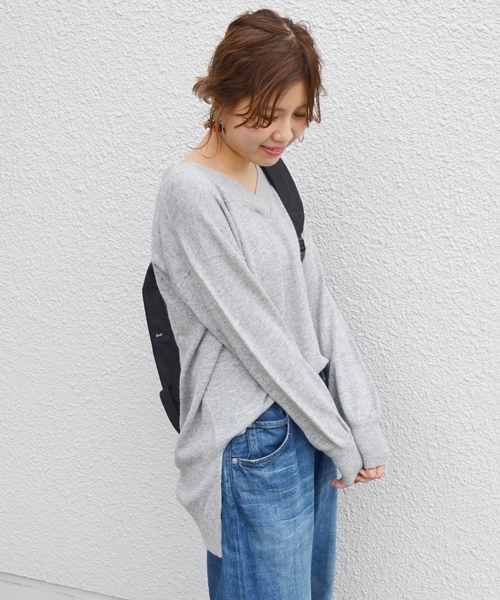 Khaju(カージュ)の「Khaju:Vネックビッグニット(ニット/セーター・レディース・レッド/オフホワイト/グレー・ONE SIZE)」の3枚目の写真