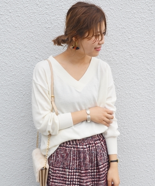 Khaju(カージュ)の「Khaju:Vネックビッグニット(ニット/セーター・レディース・レッド/オフホワイト/グレー・ONE SIZE)」の2枚目の写真