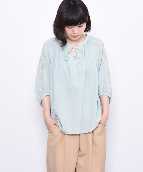 POU DOU DOU（プードゥドゥ）の「刺繍6分袖スモックブラウス（シャツ/ブラウス・レディース・キナリ/ミント/オフホワイト・3）」の3枚目の写真