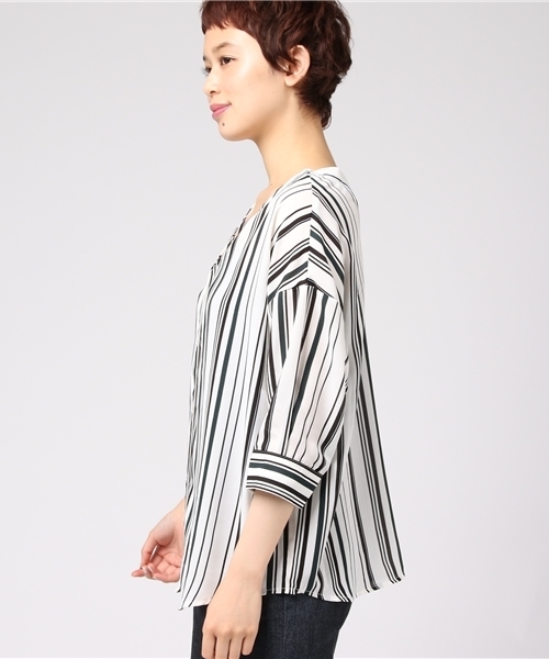 VENCEEXCHANGE（ヴァンスエクスチェンジ）の「マルチストライプ両Vブラウス           （シャツ/ブラウス・レディース・グリーン/ブラウン/スカイブルー・MEDIUM）」の5枚目の写真