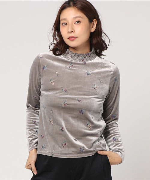 panasea(パナシア)の「刺繍シャーリングネックロンT(ニット/セーター・レディース・ブラック/ピンク/マスタード/グレイッシュベージュ・FREE)」の2枚目の写真