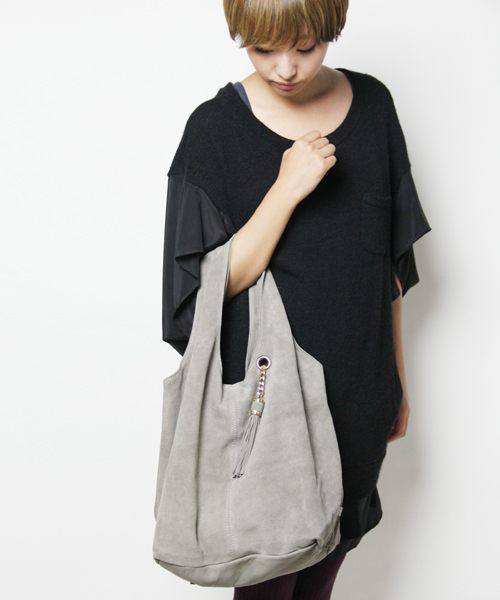 NANO universe(ナノユニバース)の「POPCORN/タッセルチェーン&ポーチ付 トートバッグ(トートバッグ・レディース・ブラック/ブルー/グリーン/ボルドー/キャメル/ブラウン/チャコールグレー/グレイッシュベージュ・FREE)」の4枚目の写真