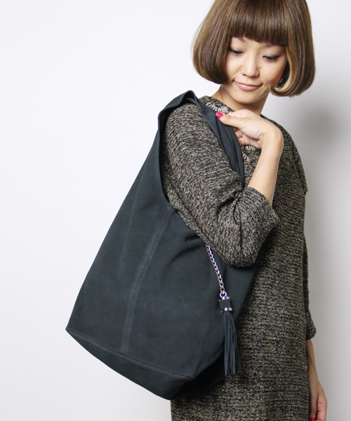 NANO universe(ナノユニバース)の「POPCORN/タッセルチェーン&ポーチ付 トートバッグ(トートバッグ・レディース・ブラック/ブルー/グリーン/ボルドー/キャメル/ブラウン/チャコールグレー/グレイッシュベージュ・FREE)」の2枚目の写真