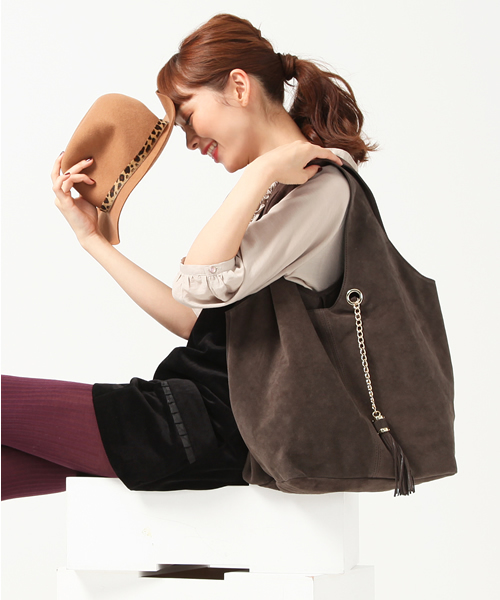 NANO universe(ナノユニバース)の「POPCORN/タッセルチェーン&ポーチ付 トートバッグ(トートバッグ・レディース・ブラック/ブルー/グリーン/ボルドー/キャメル/ブラウン/チャコールグレー/グレイッシュベージュ・FREE)」の3枚目の写真